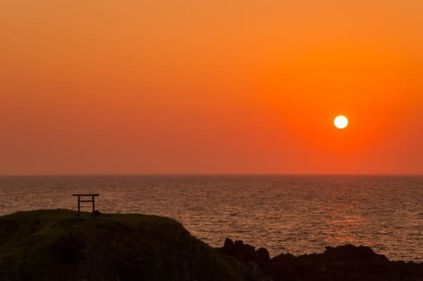 海に沈む夕日が美しい絶景スポット20選！