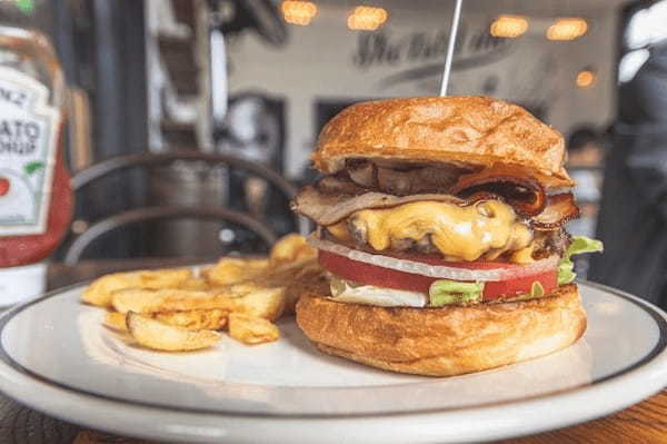 赤羽のおすすめハンバーガー6選！肉汁溢れる人気専門店や便利な駅ナカ店