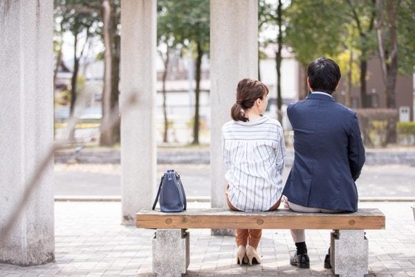 職場で「距離が近い男女」は両想い？脈ありサイン&付き合う方法