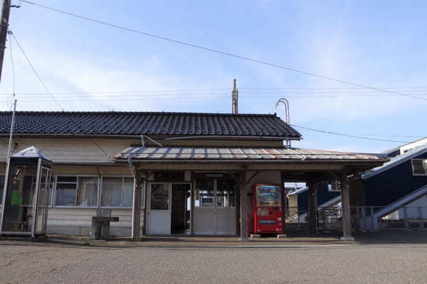 【新潟県・海が見える駅】ノスタルジックな駅舎も見どころ！日本海ひすいラインに乗って上越エリアを旅しよう