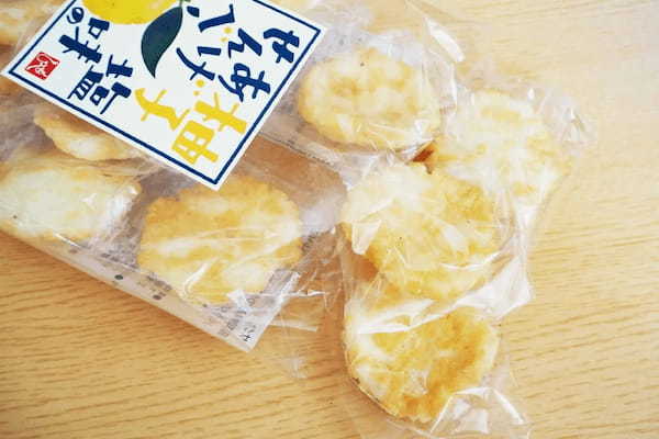 カルディ「柚子塩味のあげせんべい」実食　酸味×塩味にやみつき必至