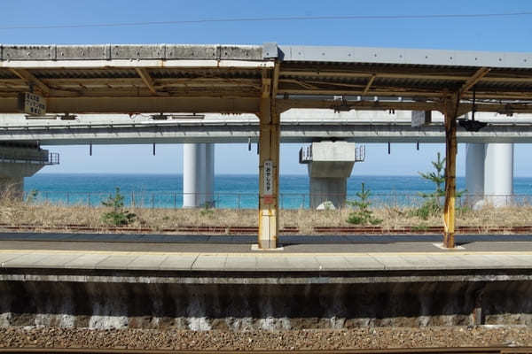 【新潟県・海が見える駅】ノスタルジックな駅舎も見どころ！日本海ひすいラインに乗って上越エリアを旅しよう