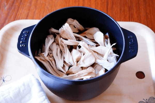 「きのう何食べた?」のレシピを我が家風にアレンジ!鮭と舞茸とごぼうの炊き込みご飯1.jpg