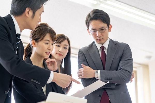 上司が好きな部下にとる態度の特徴とは？上司の心理や社内恋愛の進め方