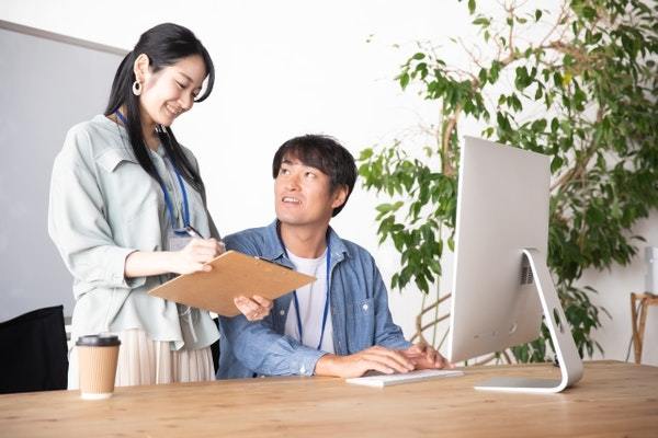 職場で「距離が近い男女」は両想い？脈ありサイン&付き合う方法