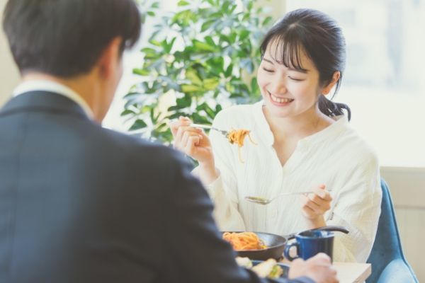 50代男性が可愛いと思う女性とは？年上ウケする女子の特徴8選