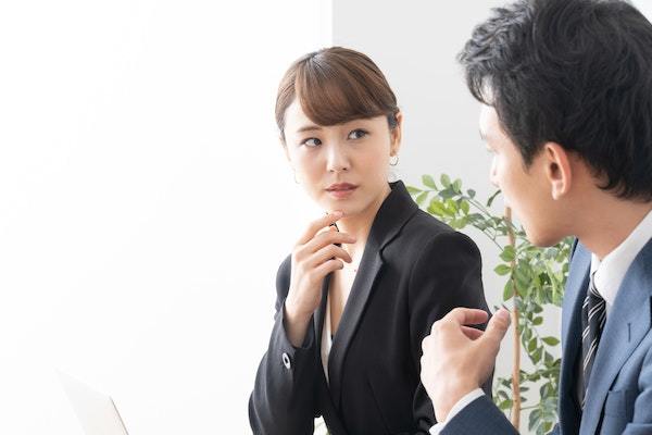 上司が好きな部下にとる態度の特徴とは？上司の心理や社内恋愛の進め方