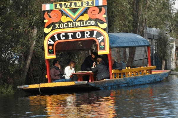 【メキシコシティ】 カラフルな遊覧船でのどかな時間を過ごそう！世界遺産「ソチミルコ」