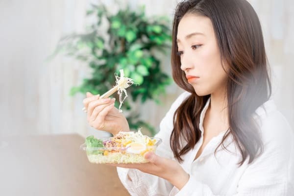 食べるのが遅い男性の4つの特徴！食べ方からわかる男性心理とは？