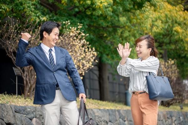 視線を外さない男性心理とは？脈ありサインを徹底解説！