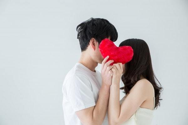 おでこにキスの意味とは？男性心理＆脈アリの確認方法まで解説！