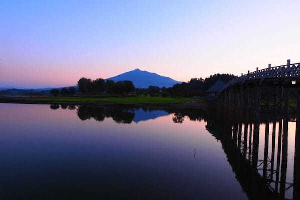 津軽の逆さ富士に日本一なが〜い橋!?青森・鶴の舞橋は、時をこえて日本の原風景に出会える場所だった1.jpg