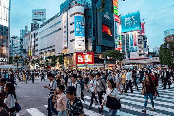 恋人繋ぎする男性心理は？男性をドキッとさせるシチュエーションを公開