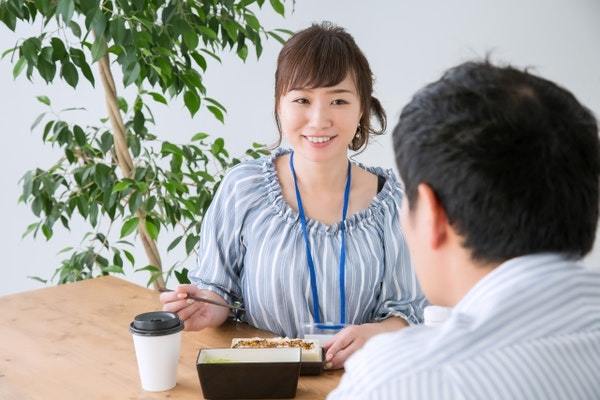 職場で「距離が近い男女」は両想い？脈ありサイン&付き合う方法