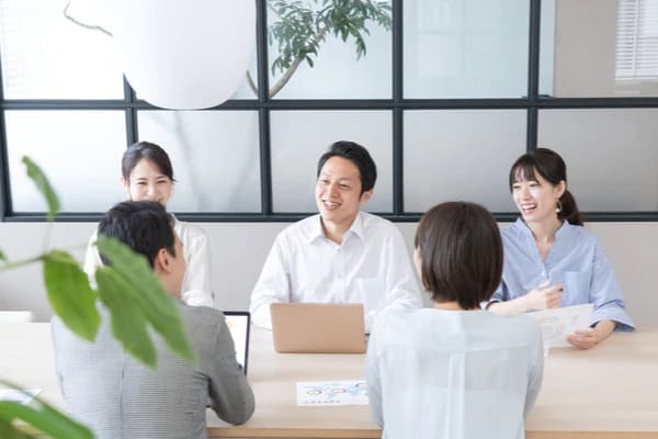 視線を外さない男性心理とは？脈ありサインを徹底解説！