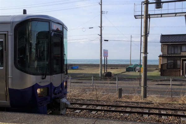 【新潟県・海が見える駅】ノスタルジックな駅舎も見どころ！日本海ひすいラインに乗って上越エリアを旅しよう