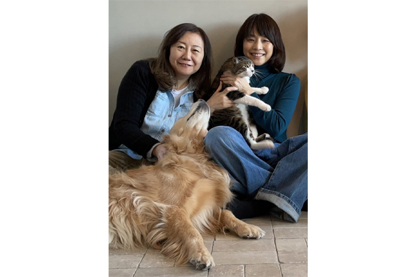 石田ゆり子×山田あかね、保護犬猫の支援団体を立ち上げ「私たちにも何かできる」