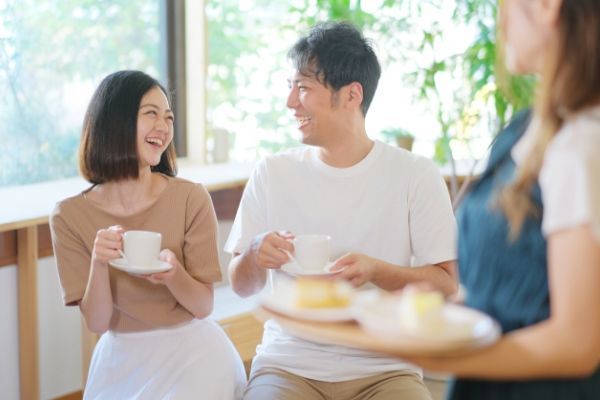 付き合っていない女性からのハグはNG？知りたい男性のホンネとは