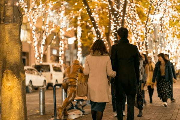 クリスマスに父親とホテルでばったり、隣にいる若い女子は誰よ?!