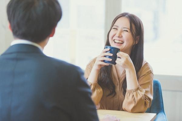 職場で「距離が近い男女」は両想い？脈ありサイン&付き合う方法