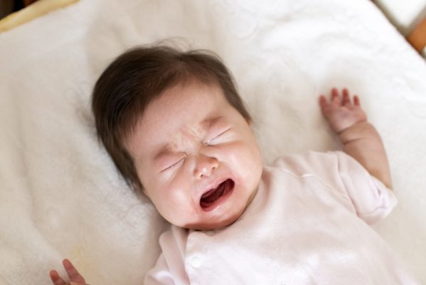 赤ちゃんの「ハゲ」は治る？ 激しい首振りが原因？ 赤ちゃんのハゲの予防や対処法
