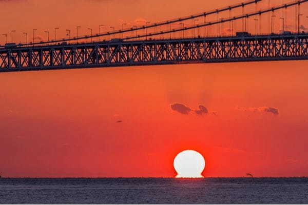 「夕日が綺麗ですね」に秘められた意味とは？綺麗な夕日の雑学と占い