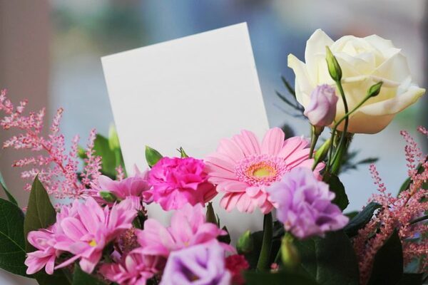花束に添える素敵なメッセージカード例文集。お祝いやその他のシーンで使える言葉達