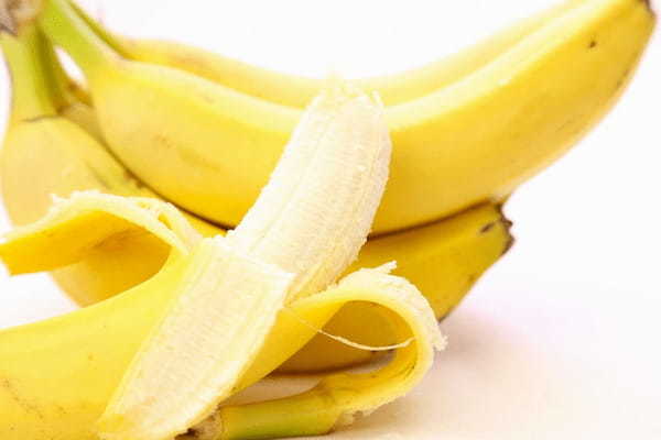 離乳食でバナナはいつから赤ちゃんに食べさせていい？ 離乳初期～離乳後期での簡単レシピと冷凍方法も