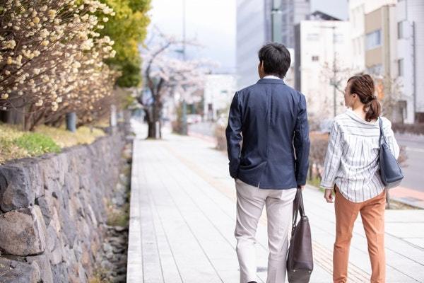 職場で「距離が近い男女」は両想い？脈ありサイン&付き合う方法