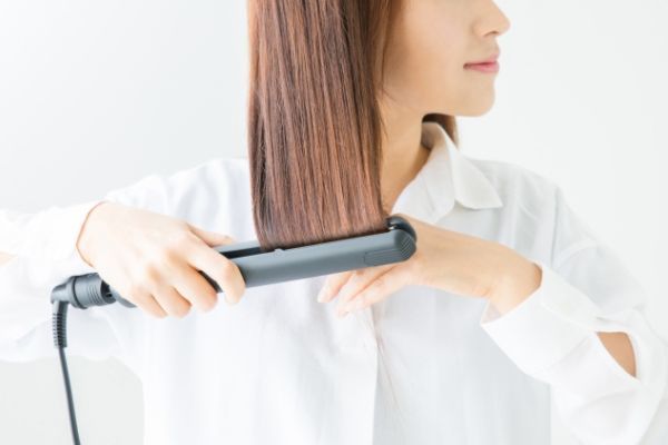 ミディアムヘアの巻き方って？定番からトレンドまで解説