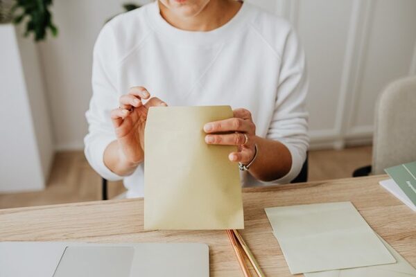 【例文】寿退社する人へ贈るメッセージ集。お世話になったあの人に祝福の言葉を贈ろう