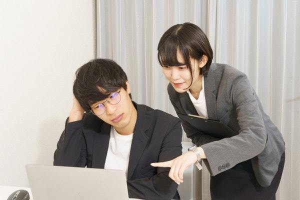 職場で「距離が近い男女」は両想い？脈ありサイン&付き合う方法