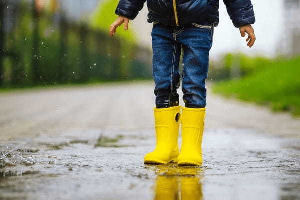 雨の日の“足元だけ残念”を卒業！大人が買いたい「雨に強いけど素敵な靴」