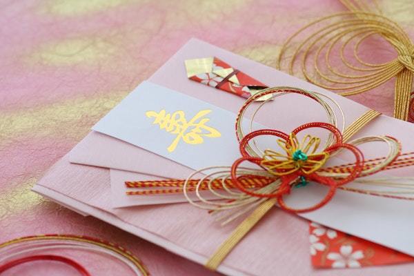 同僚への結婚祝いのベストとは？相場別のおすすめプレゼント