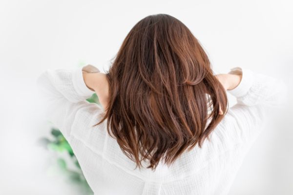 ミディアムヘアの巻き方って？定番からトレンドまで解説