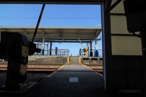 【新潟県・海が見える駅】ノスタルジックな駅舎も見どころ！日本海ひすいラインに乗って上越エリアを旅しよう