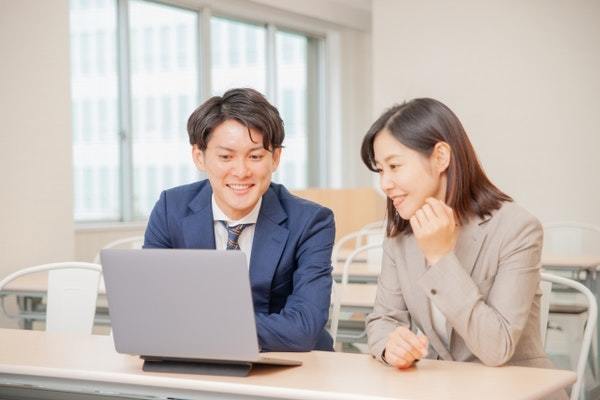 職場で「距離が近い男女」は両想い？脈ありサイン&付き合う方法