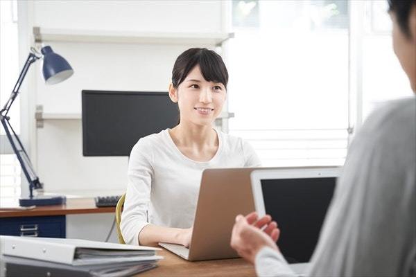 職場で「距離が近い男女」は両想い？脈ありサイン&付き合う方法