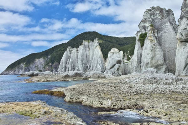 コバルトブルーの海にそり立つ白い造形美！青森県が誇る絶景「仏ヶ浦」が想像以上の美しさだった