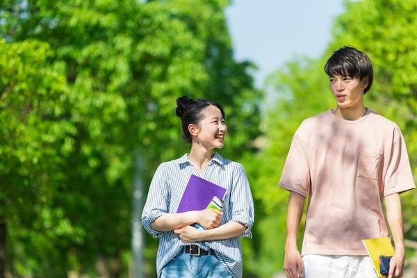 目を合わせてくれない人の心理とは？恋愛における心理も解説！