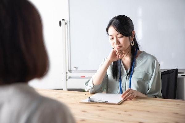 仕事中の眠気にお困りの方必見！原因やすぐできる具体的な対策を解説