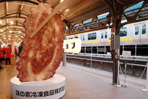 駅のホームでギョーザを焼いて食べる！？　謎すぎるイベントが5年ぶりに復活