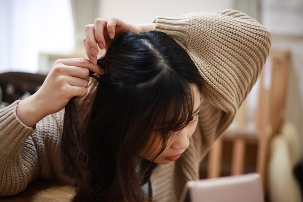 「白髪は抜くと増える」はウソ！でも“根元で切る”のがおすすめな理由