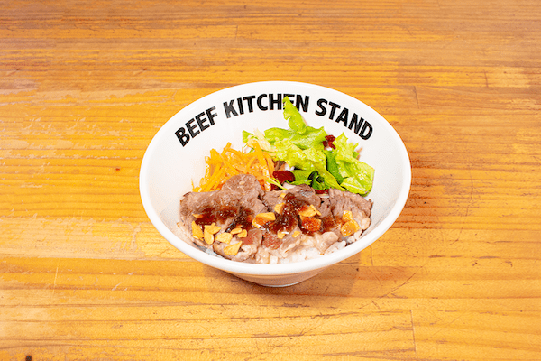 ビーフキッチンスタンドのミニ丼シリーズに、凪ラーメン監修の“煮干しラーメン”が登場