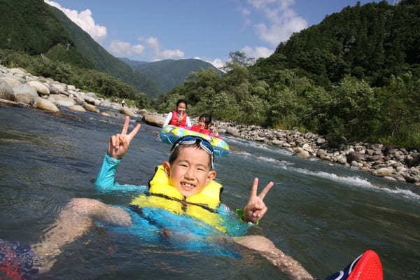 大人だって大はしゃぎ！子供と川で遊びつくす長野・天竜川でラフティング