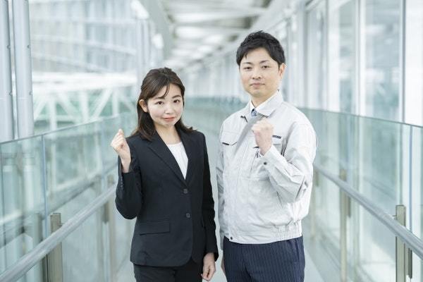 職場で「距離が近い男女」は両想い？脈ありサイン&付き合う方法