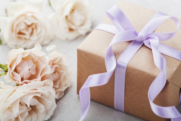 同僚への結婚祝いのベストとは？相場別のおすすめプレゼント