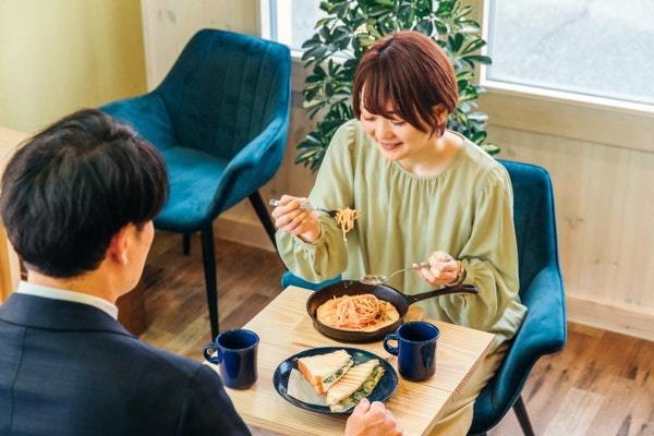 職場で「距離が近い男女」は両想い？脈ありサイン&付き合う方法