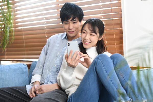 付き合っていない女性からのハグはNG？知りたい男性のホンネとは