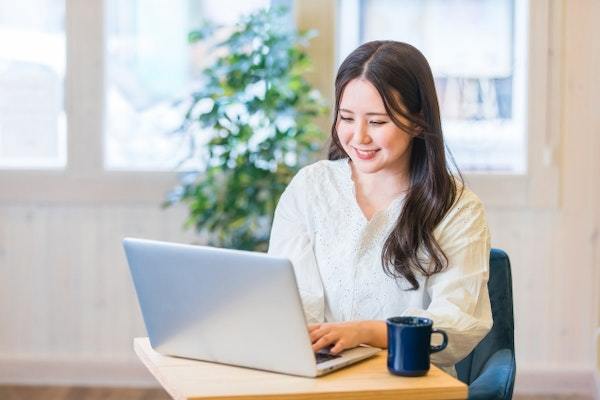 テレワーク時の女性の服装は何が正解？おすすめのアイテムをご紹介